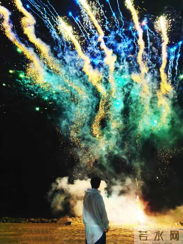 莎莎晒出和爸爸妈妈的合照,还有生日视频和烟花,好幸福哦