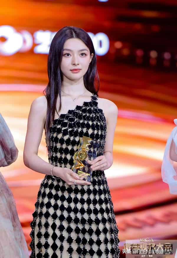 柯淳一句“真漂亮”炸穿热搜！内娱终于不演“塑料情谊”了？