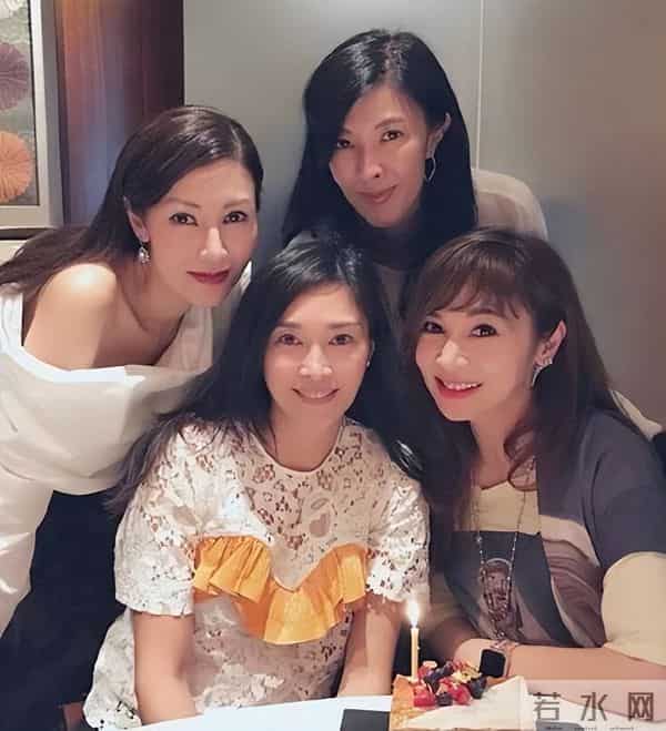 李嘉欣姐姐在上海参加继子婚礼,被敬茶笑不拢嘴,15岁儿子罕露脸