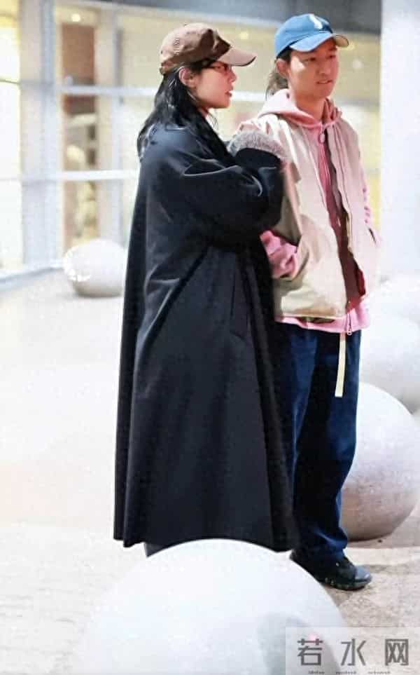 白百何带两个儿子现身!17岁大儿子长得像前夫陈羽凡,二儿子5岁