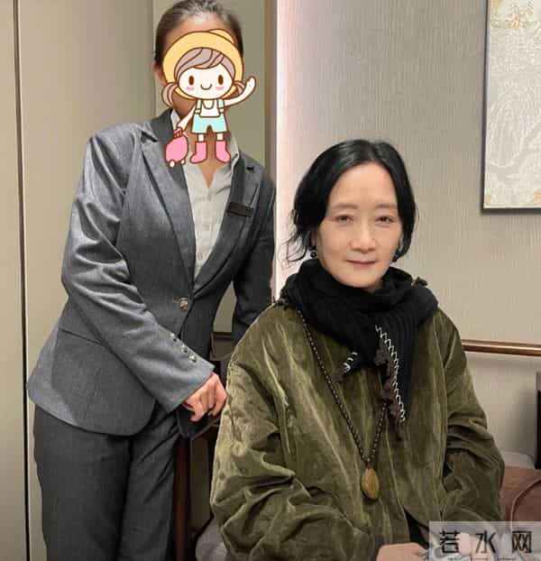 侯长荣和妻子被偶遇，气质儒雅越老越帅，陈剑月比老公显老但面善