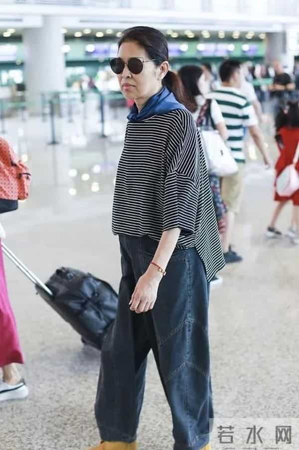 倪萍瘦身后真洋气，穿宽松毛衣+牛仔裤走机场，拿LV包包不像66岁