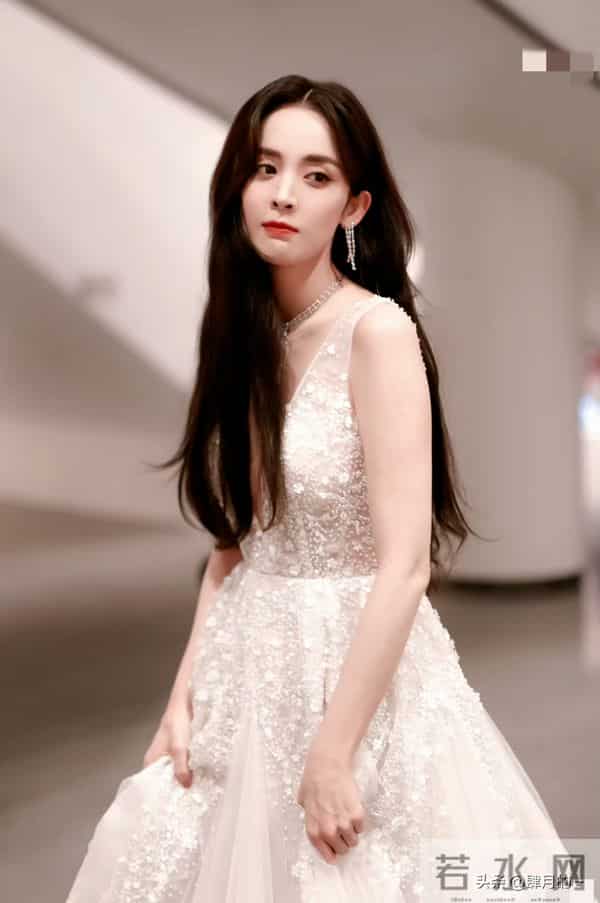 娜扎穿衣太妖娆,胸前开叉到肚脐,最后却学热巴用手紧紧捂住