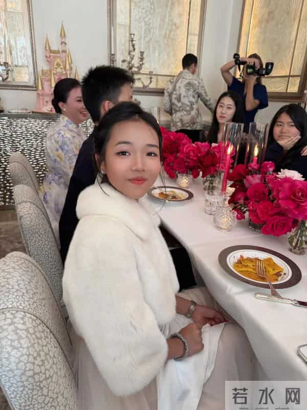 王岳伦一家三口同框，李湘瘦了，被问及模仿热潮，本人笑而不语