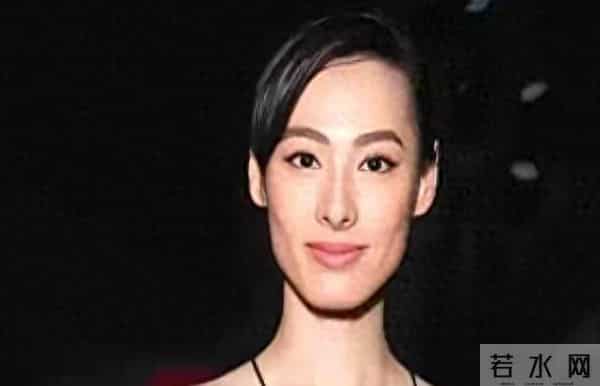 李泽楷如今肠子都悔青了？梁洛施彻底下凡！恋上马浴柯逛路边摊