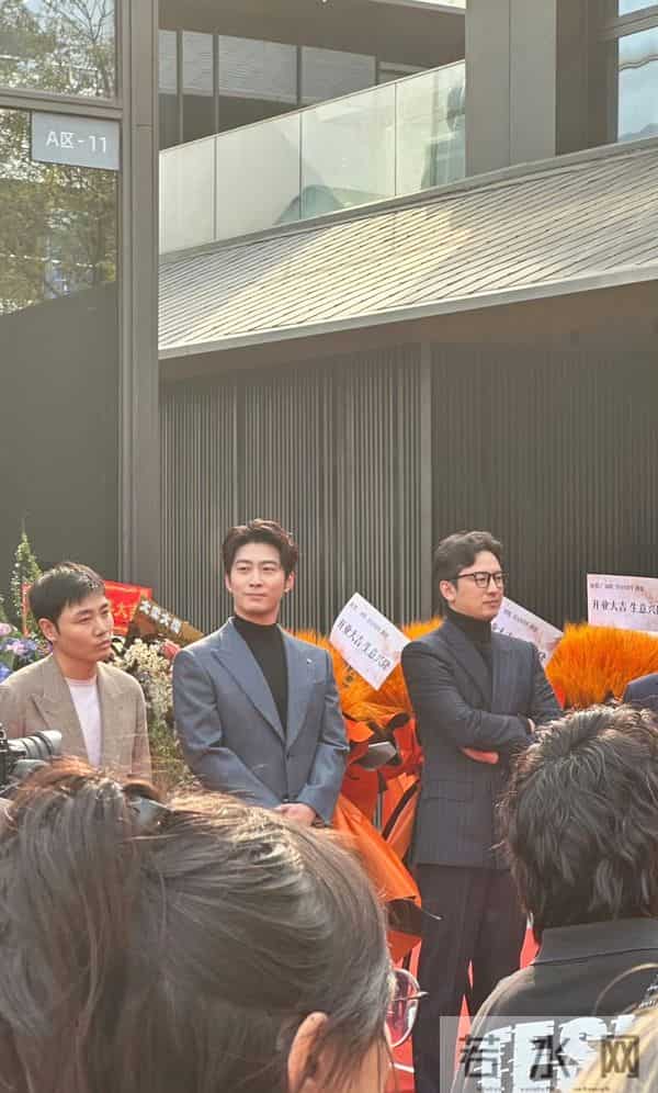 窦骁被传婚变后首次现身,面部浮肿憔悴,无名指还戴着婚戒