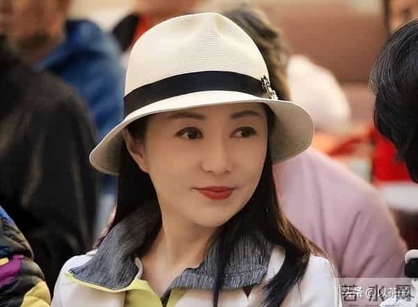 她曾火遍全国，巅峰时与台湾音乐家隐居，如今58岁未婚与养女相伴