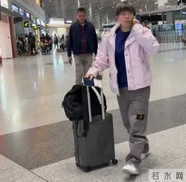 王艺迪短发配粉外套机场出发澳门全运会，利落造型尽显飒爽气场