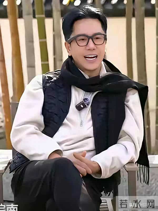 55岁毛宁医美后模样大变，磨掉标志性虎牙撞脸蔡国庆