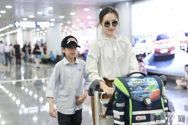 45岁董洁巡店被偶遇,本人皮肉松弛、个子不高,穿搭简洁气质好