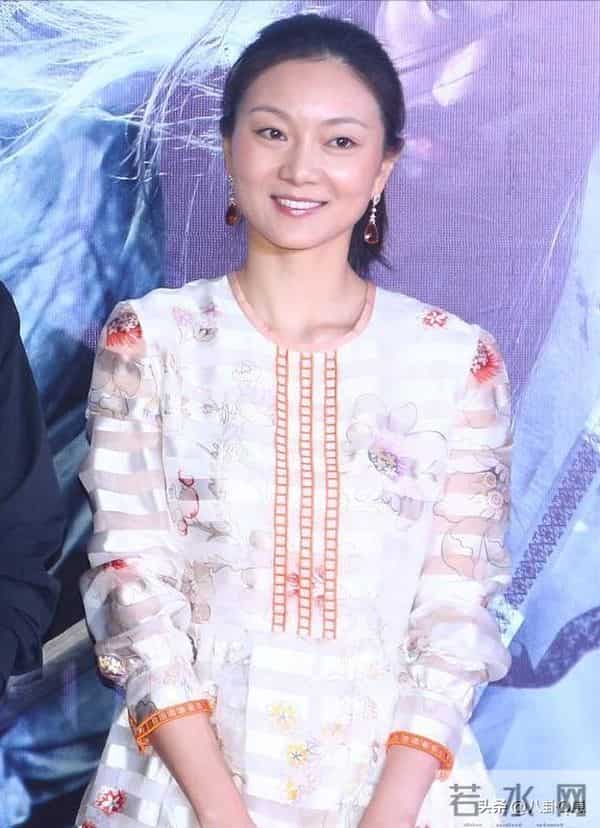 恩爱25年难敌岁月残酷！74岁张艺谋瘦弱如柴，43岁陈婷仍娇美如花