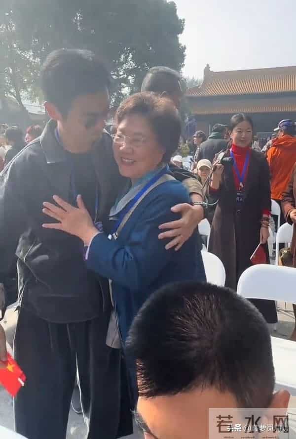 41岁朱亚文在南京被偶遇，他和粉丝拍照好亲切，打扮朴素却好帅气