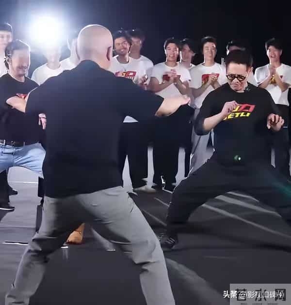 李连杰亲自下场辟谣，泳池脱衣露出光洁胸口，直言：别拿逝者炒作