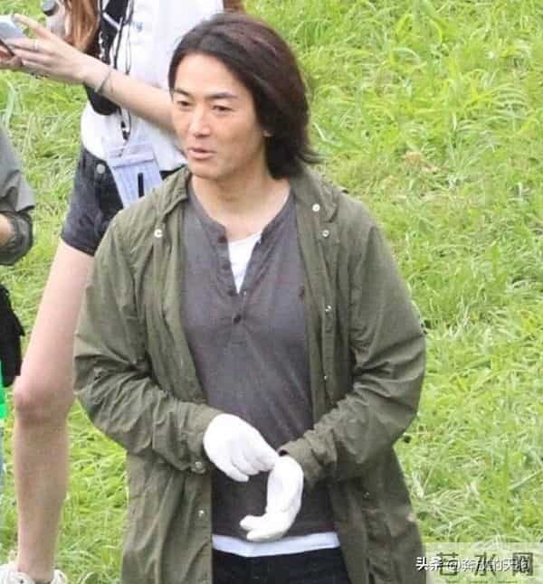 54岁郑伊健现身片场，一头标志长发抢眼，“美人迟暮”引热议