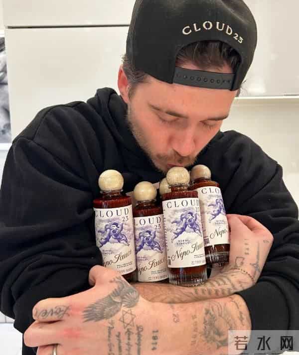 50岁贝克汉姆带妻儿领勋章,14岁小七好漂亮,布鲁克林依旧没露面