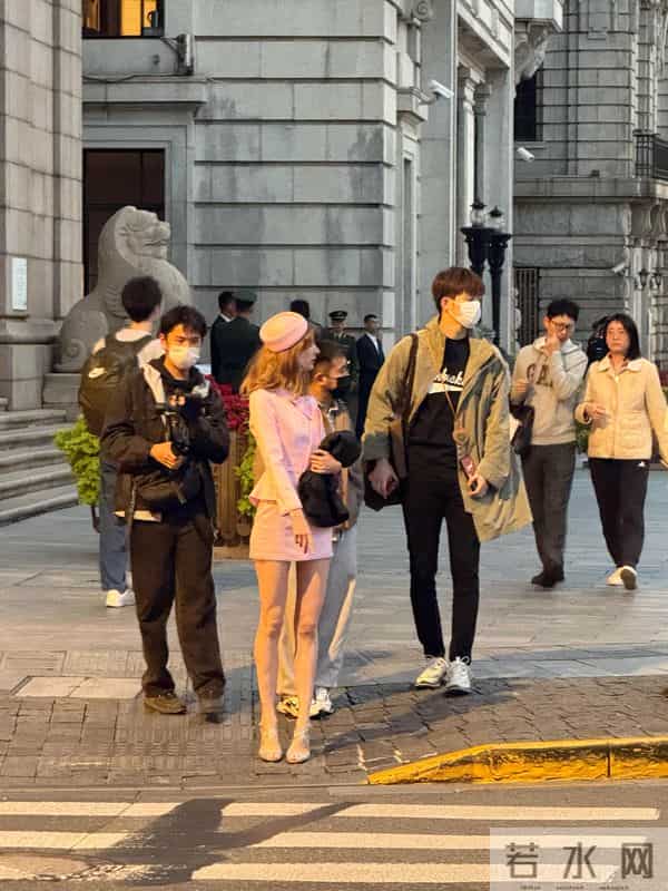 董力陪老婆工作，跟身后提包罗圈腿抢镜，阿诺穿超短裙美成洋娃娃