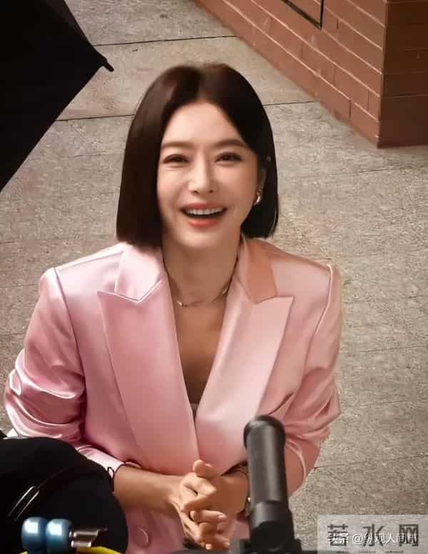 宁波街头偶遇明星!生图下秦岚脸僵又疲惫,王阳瘦了硬凹下颌线