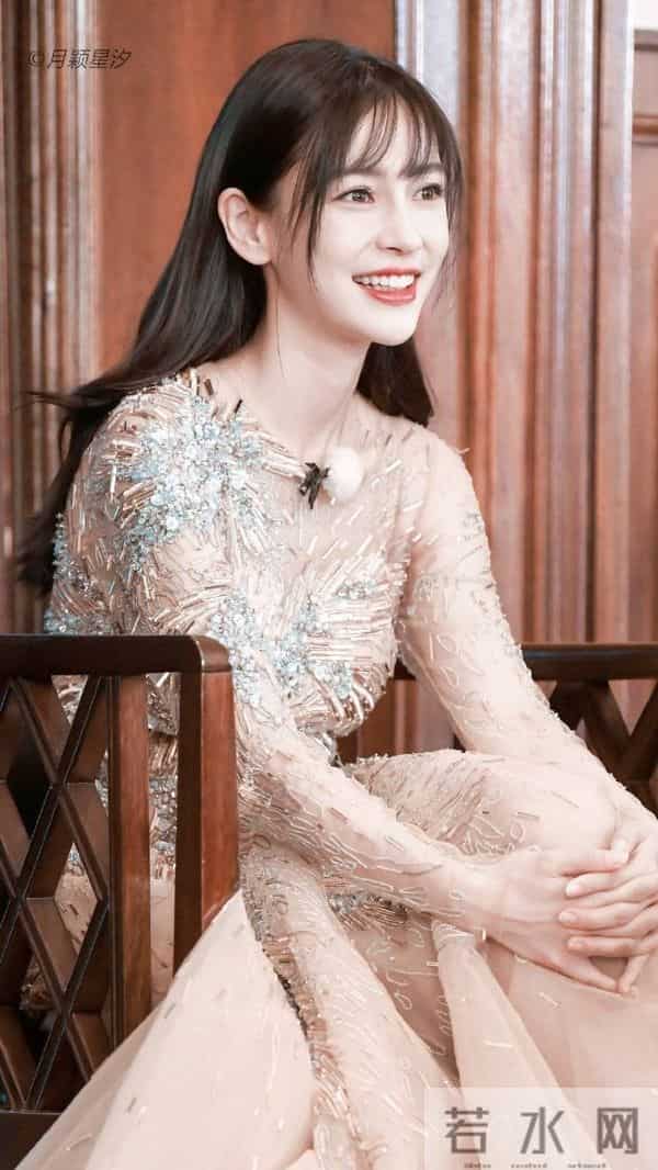 杨颖和闺蜜街头吃饭被偶遇，嗦手指太可爱了！淡圈后身家仍不菲！