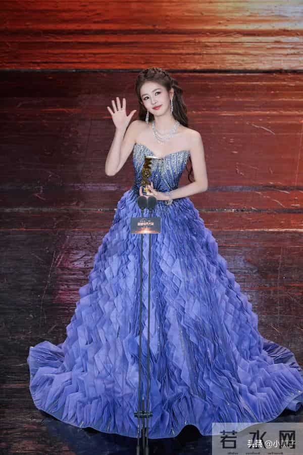 哇塞！白鹿的身材超有料性感迷人瘦而不柴、天使的容颜魔鬼的身材