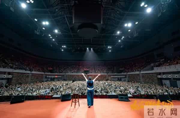 杨笠清空账号背后：顶流脱口秀演员的"体面退场"