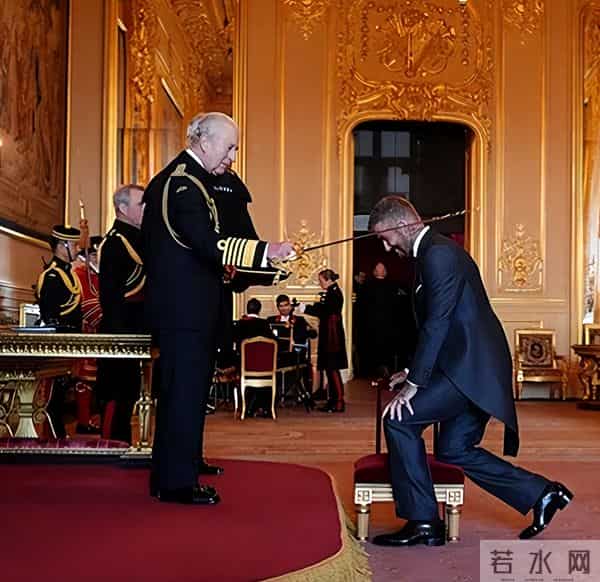 50岁贝克汉姆带妻儿领勋章,14岁小七好漂亮,布鲁克林依旧没露面