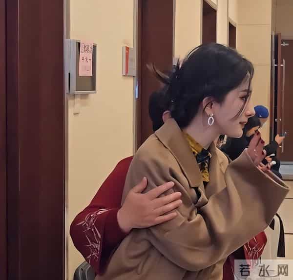 尴尬!房主任抱杨幂引争议,被吐槽没有边界感,杨幂嫌弃写在脸上