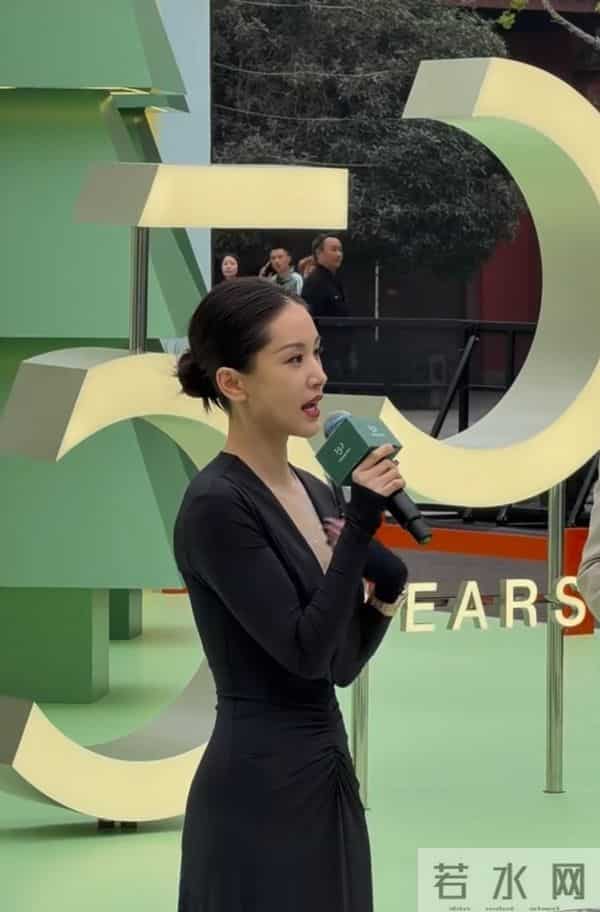 成都太古里偶遇王子文,真人又瘦又美,比电视上还漂亮!