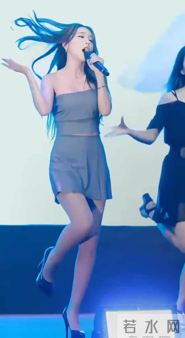 洪真英真是女人中的极品啊，圆润饱满的身材配上丝袜高跟超性感。