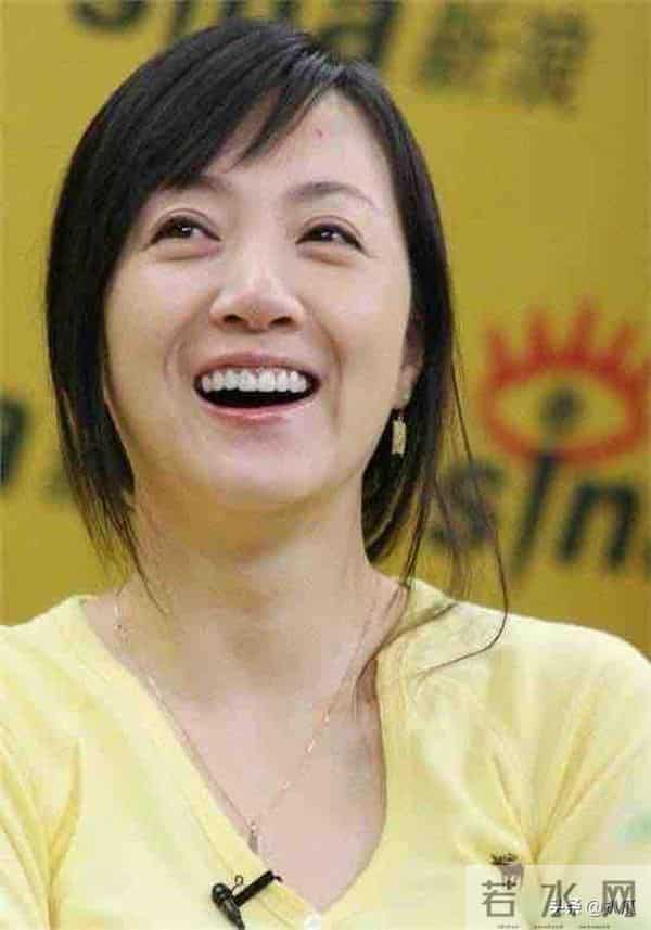 她是冯巩御用老婆，连登五年春晚后精神失常，如今50岁的她怎样了
