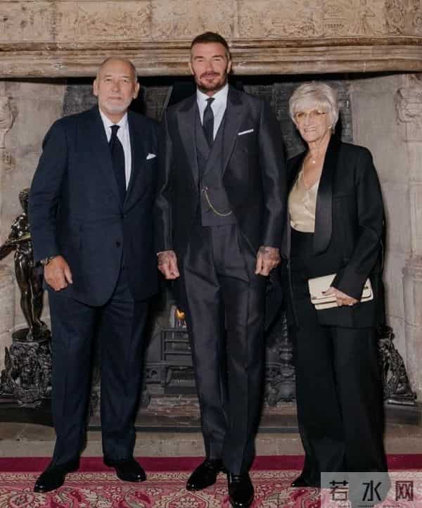 贝克汉姆圆梦封爵!一手牵贝嫂一手牵小七,俩儿子像“保镖”