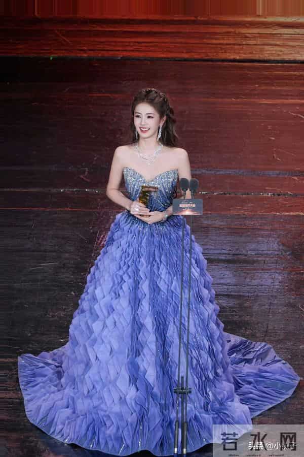 哇塞！白鹿的身材超有料性感迷人瘦而不柴、天使的容颜魔鬼的身材