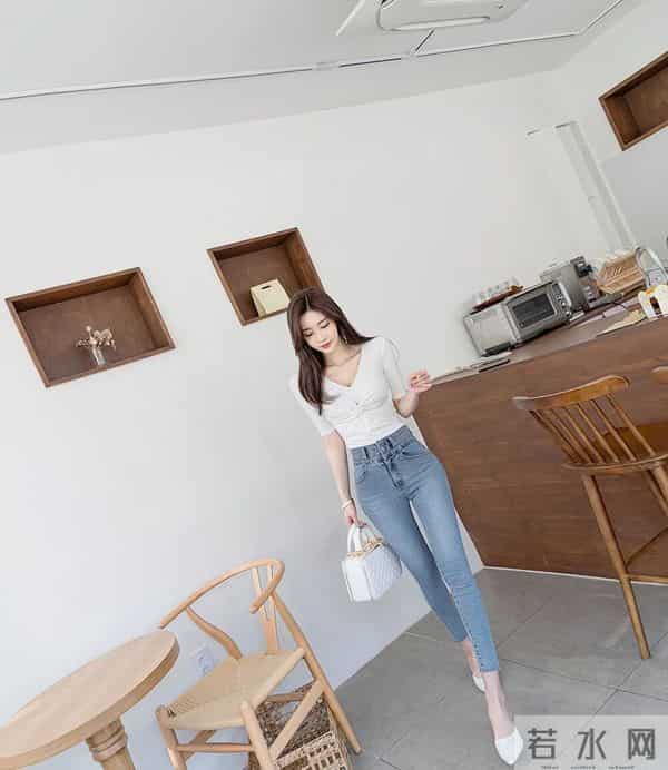 孙允珠 绞花碧螺白上衣修身牛仔裤