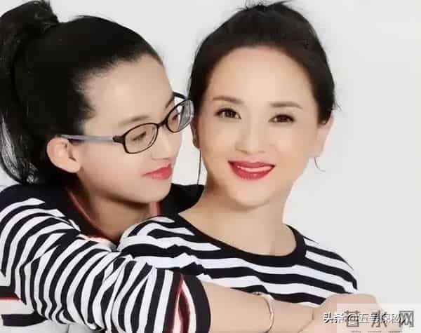 不拍吻戏，不嫁豪门，30岁自毁前程演妈妈，丈夫是她叛逆的后盾