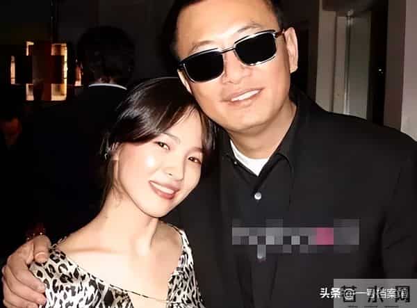 拔出萝卜带出泥!逼疯辛芷蕾,袒护“欺负幼女”的他 王家卫惹众怒