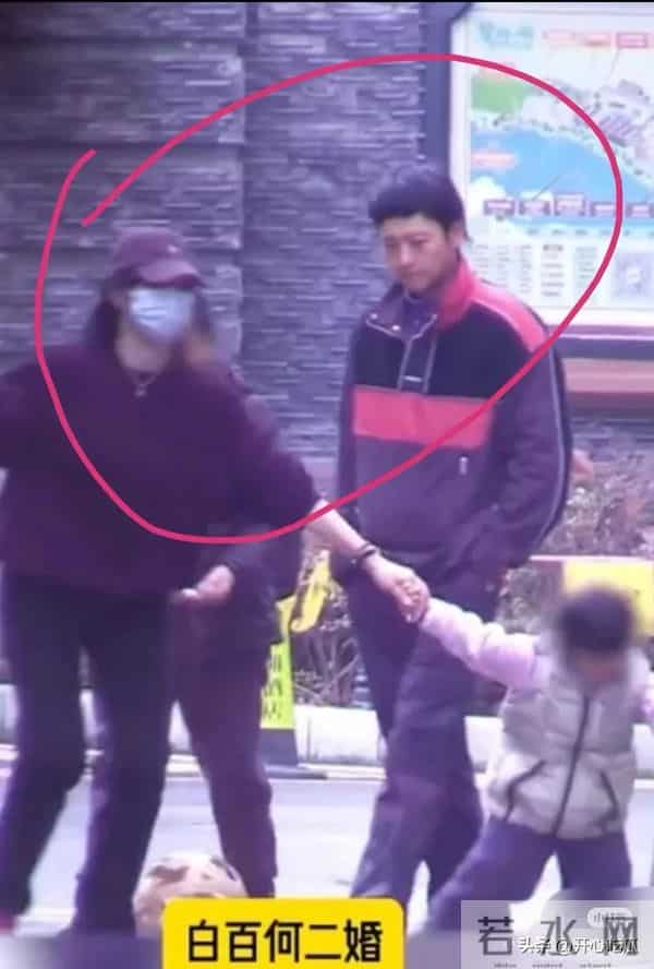 白百何带两个儿子现身！17岁大儿子长得像前夫陈羽凡，二儿子5岁