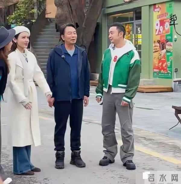 郑州偶遇龙洋,她真的好美啊,穿着白色风衣,亭亭玉立,美呆了