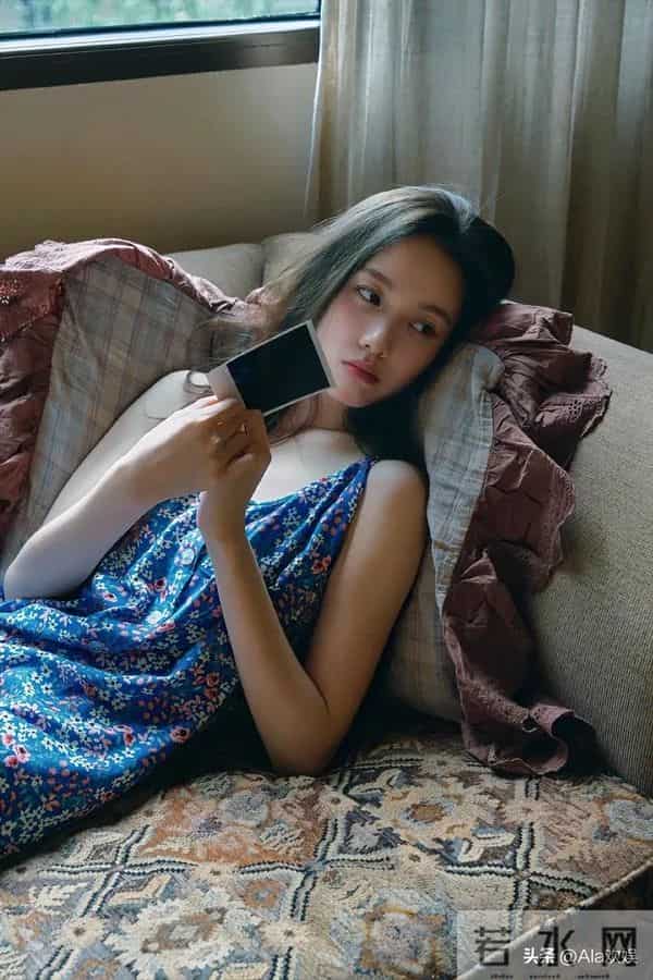 22岁的主持人李瑜,今日居家光脚丫写真,蓝色碎花裙纯欲撩人