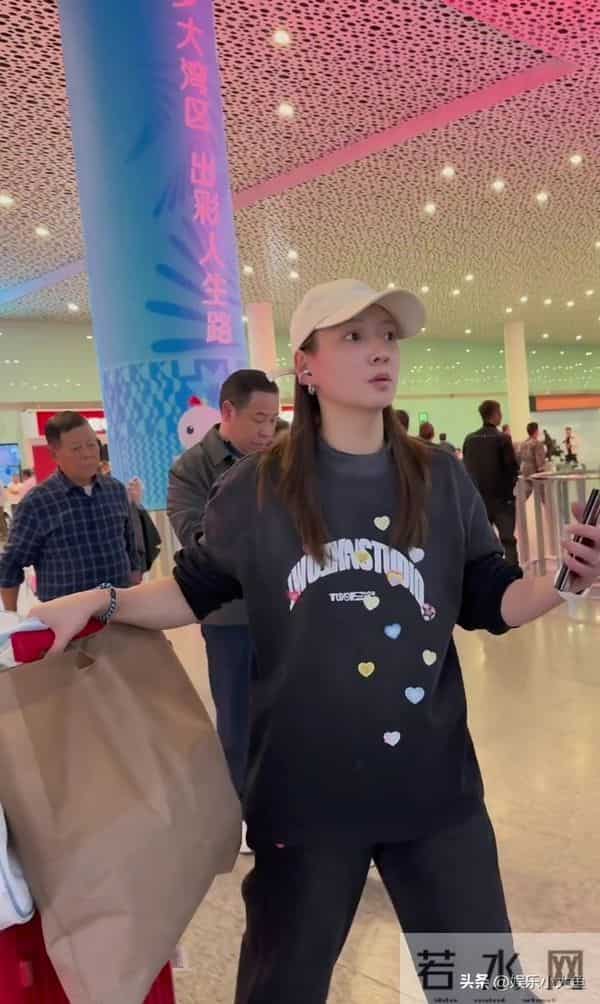 黄雅琼深圳机场到达路透，穿黑色印花卫衣套装，走路带风又美又飒