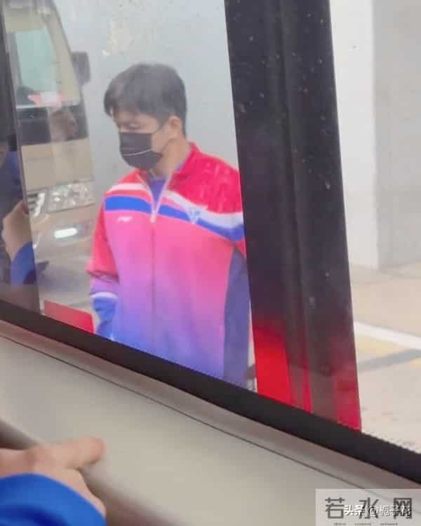 樊振东在澳门被偶遇，他看起来瘦了不少，穿着迷彩服运动装 帅呆了