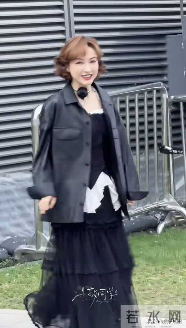 吴昕今日上班路透,皮衣黑裙配小卷发,造型好洋气,越来越美了