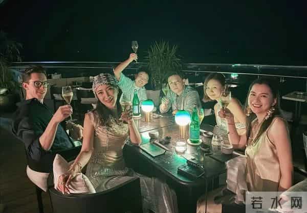 陈赫前妻在沙特庆生，39岁许婧穿露背装好辣，外籍老公185有胸肌