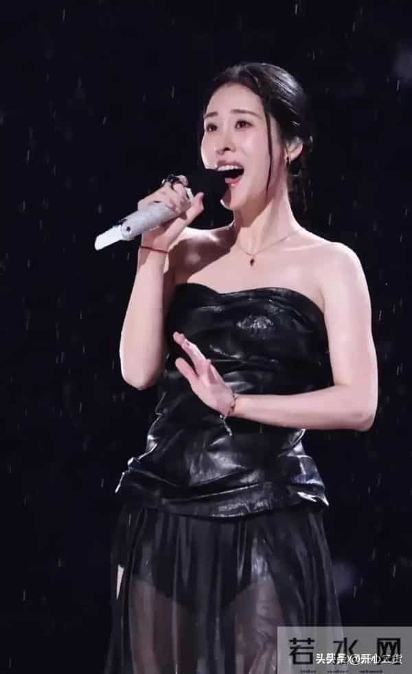 张碧晨演唱会被雨水淋透,黑色透视裙在雨中若隐若现,好丰满