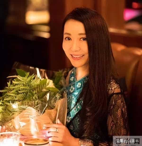 她曾火遍全国，巅峰时与台湾音乐家隐居，如今58岁未婚与养女相伴