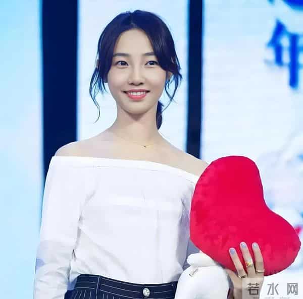 白百何带两个儿子现身!17岁大儿子长得像前夫陈羽凡,二儿子5岁