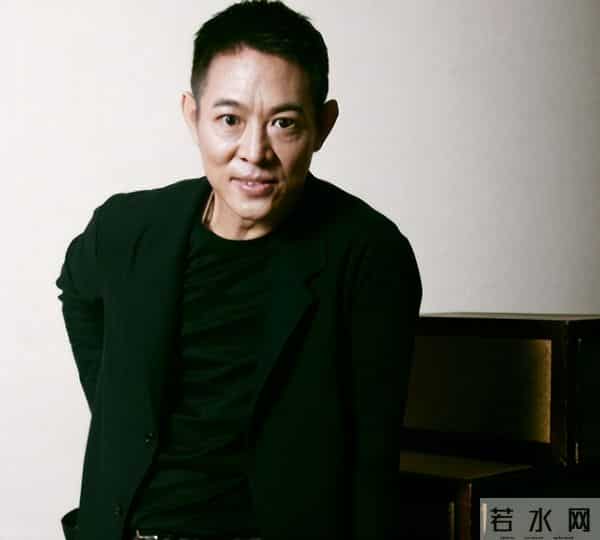 62岁李连杰豪宅游泳，脱光上衣自证清白，大腹便便并无刀疤