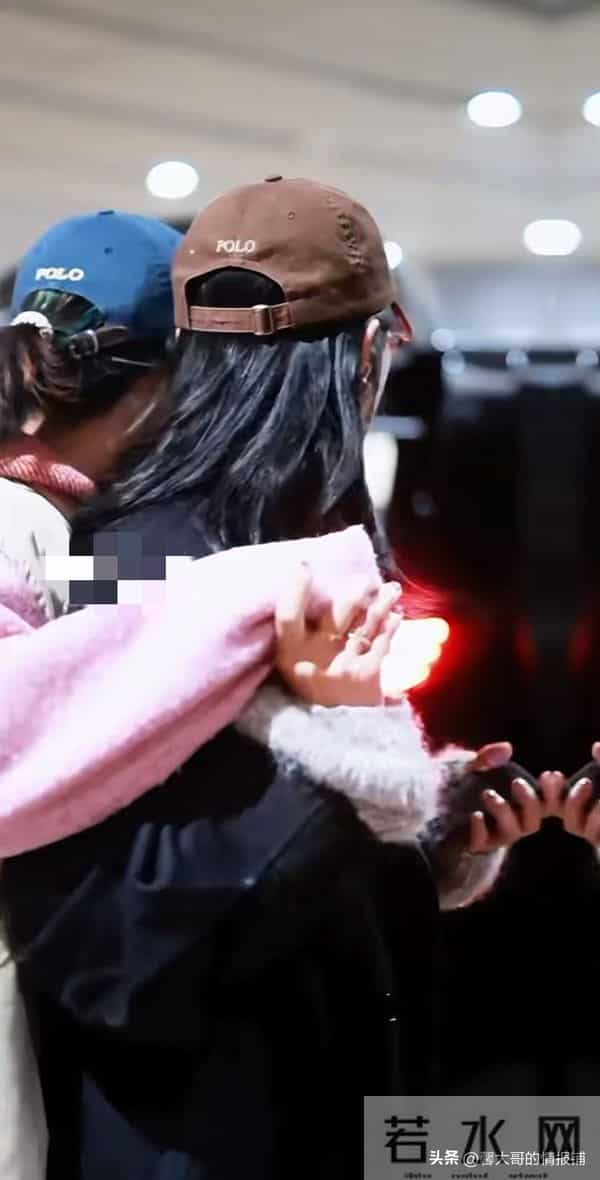 白百何大儿子现身机场，17岁元宝又高又壮，留长发扎马尾像陈羽凡