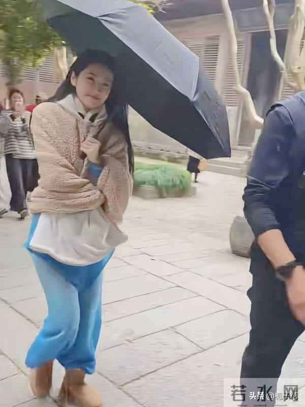 37岁景甜在安徽小镇被偶遇，她打扮朴素，皮肤白皙 娇俏可爱，好美