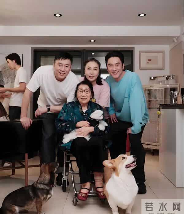 林依轮为大儿子林子濠庆生，55岁比儿子还年轻，87岁母亲已坐轮椅