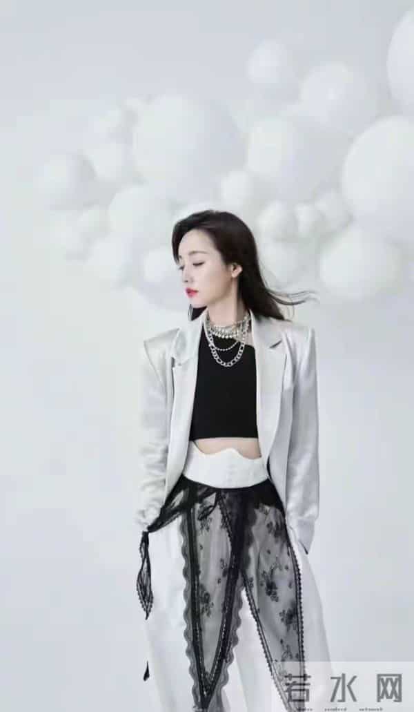 吕一，肤白貌美，体态丰腴：写真欣赏。