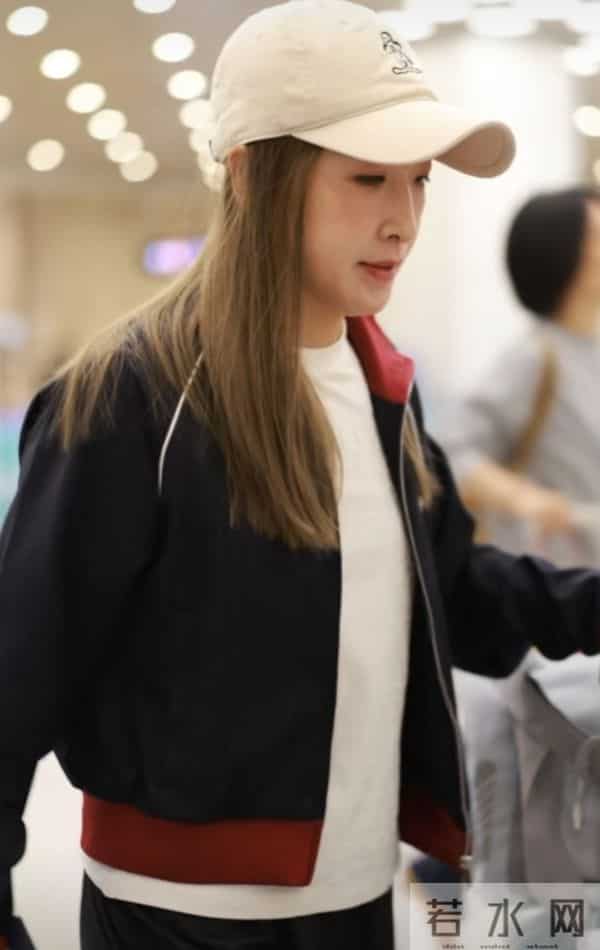 刘诗雯现身机场，藏青拼红运动风外套搭白帽随性又活力笑容超治愈